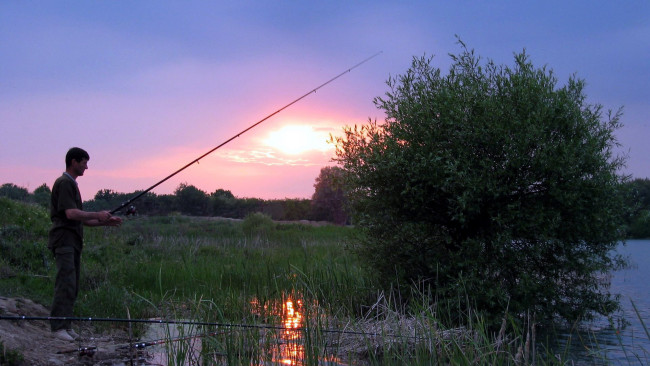Обои картинки фото разное, рыбалка,  рыбаки,  улов,  снасти, река, закат, вечер, удочки, рыбак