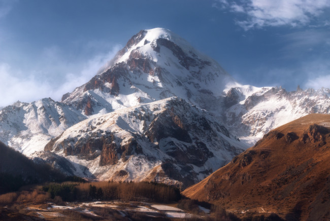Обои картинки фото природа, горы, небо, снег, казбек, долина
