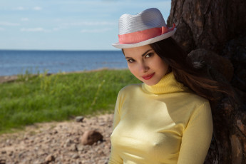 Картинка diana+fame девушки diana fame жёлтый шляпа девушка модель брюнетка красотка поза стройная сексуальная взгляд фигура флирт макияж