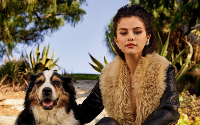 Обои картинки фото девушки, selena gomez, куртка, меховой, воротник, собака