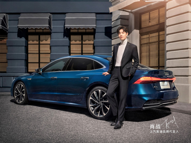 Обои картинки фото мужчины, xiao zhan, актер, костюм, водолазка, ауди, машина, синяя, здание