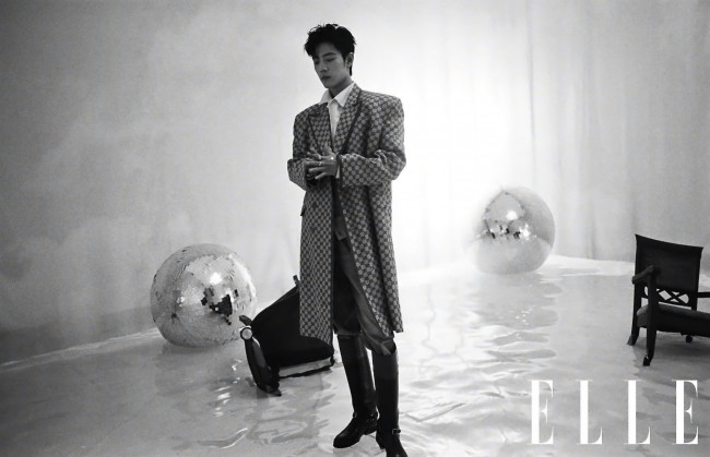 Обои картинки фото мужчины, xiao zhan, пальто, сапоги, лед, шары, кресла
