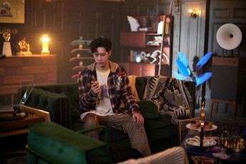 Картинка мужчины wang+yi+bo актер куртка диван комната