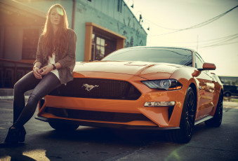 Картинка автомобили -авто+с+девушками ford mustang oранжeвый спортивный девушка солнце женщины с автомобилями