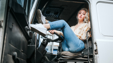 Картинка автомобили -авто+с+девушками женщины с грузовиками блондинки крашенные волосы антон харисов грузовики джинсы сидя кроссовки тату nike