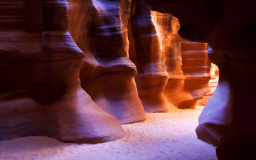 Картинка природа горы пещера свет следы