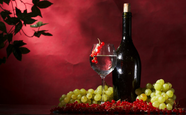 Обои картинки фото еда, напитки, вино, красная, смородина, виноград, бокал, бутылка, ягоды