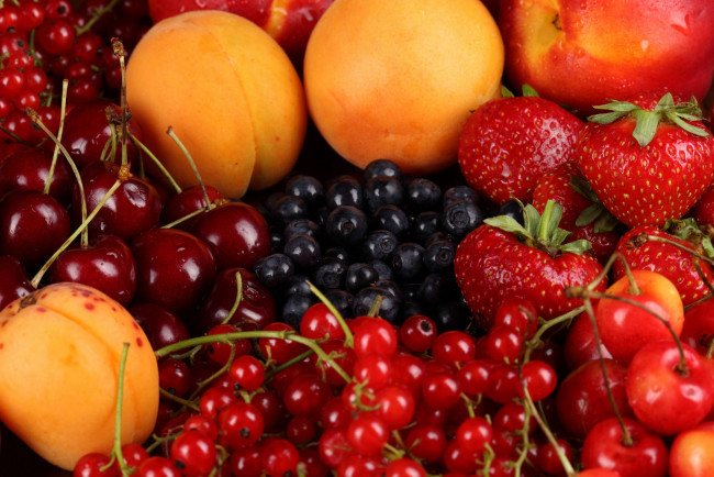 Обои картинки фото еда, фрукты, ягоды, витамины, абрикос, голубика, нектарины, клубника, красная, смородина, черешня