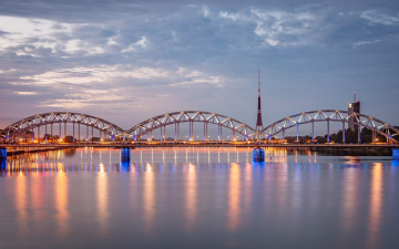 Картинка города рига+ латвия река мост вечер огни