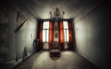 Картинка интерьер гостиная окно шторы люстра кресло