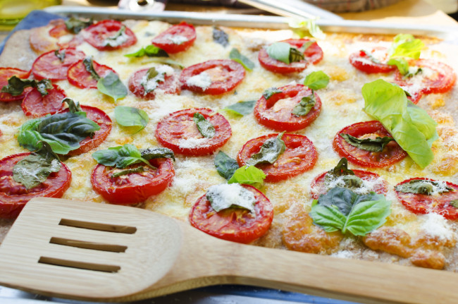 Обои картинки фото еда, пицца, помидоры, базилик, сыр