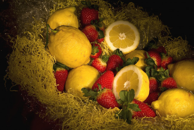 Обои картинки фото еда, фрукты, ягоды, клубника, лимоны