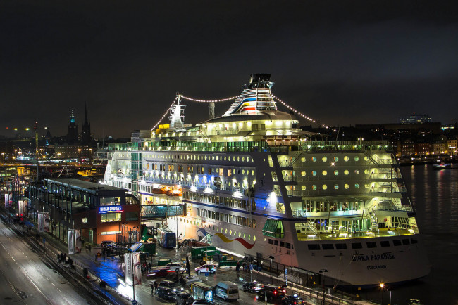 Обои картинки фото ms birka paradise,  stockholm, корабли, порты ,  причалы, город, порт, причал, лайнер