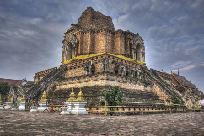 Обои картинки фото wat chedi luang,  chiang mai,  thailand, города, - буддийские и другие храмы, площадь, храм