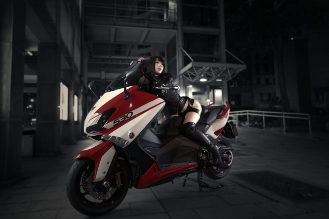 Обои картинки фото мотоциклы, мото с девушкой, город, мотороллер, взгляд, азиатка, девушка