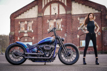 Картинка мотоциклы мото+с+девушкой здаание мотоцикл harley davidson пирсинг высокий каблук тату женщины с мотоциклами модифицированный тяжелый