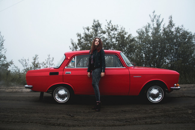 Обои картинки фото москвич- 2140, автомобили, -авто с девушками, автомобиль, москвич-, 2140, девушка, красный, классика