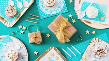 Картинка праздничные подарки+и+коробочки звездочки подарки кексы