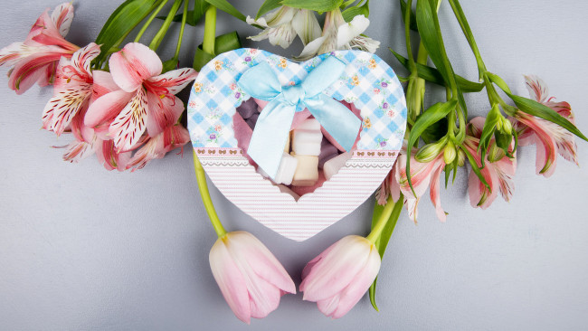 Обои картинки фото праздничные, день святого валентина,  сердечки,  любовь, альстромерия, тюльпаны, коробка, конфеты, сердце, бант