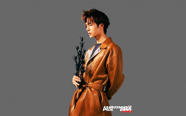 Обои картинки фото мужчины, wang yi bo, актер, певец, плащ, цветок