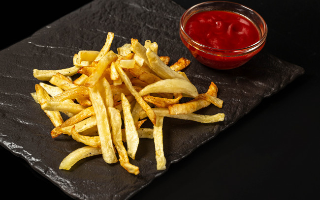 Обои картинки фото еда, чипсы,  картофель фри, картофель, фри, кетчуп