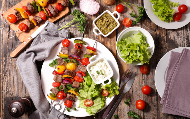 Обои картинки фото еда, шашлык,  барбекю, лук, помидоры, салат, соус
