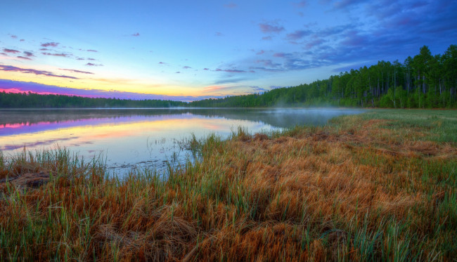 Обои картинки фото природа, реки, озера, река, зарево, облака, туман, трава, лес, ширь, красота
