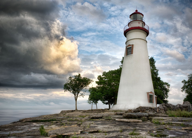 Обои картинки фото marblehead, lighthouse, природа, маяки, деревья, маяк, тучи, каменистый, берег, океан