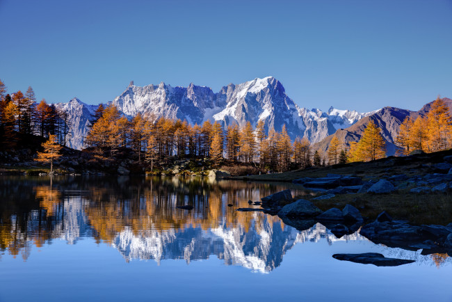 Обои картинки фото природа, реки, озера, осень, деревья, горы, небо, отражение, снег, озеро