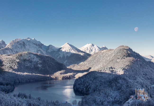 Обои картинки фото природа, реки, озера, лес, замок, озеро, горы, зима, снег