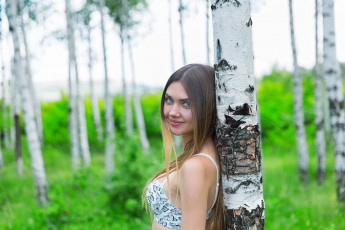 Картинка девушки -unsort+ блондинки +светловолосые березы деревья блондинка улыба белье