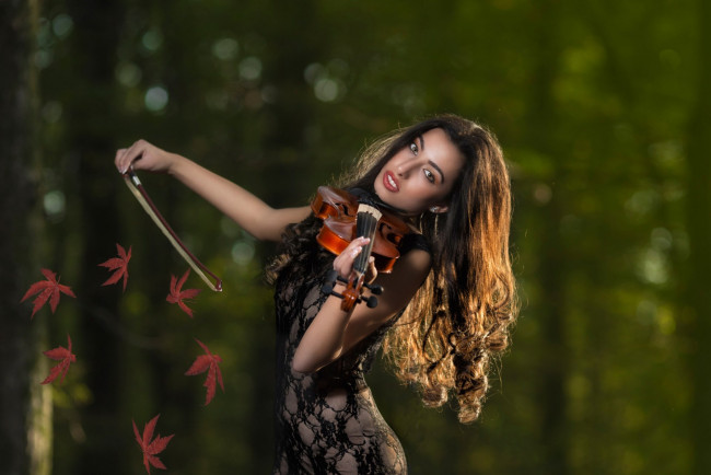 Обои картинки фото музыка, -другое, скрипка, взгляд, девушка, листья