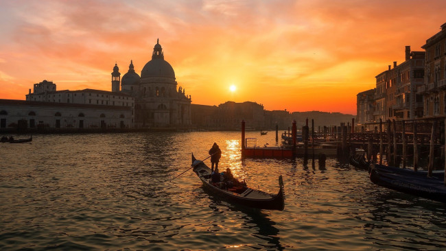 Обои картинки фото города, венеция , италия, канал, собор, гондола, закат