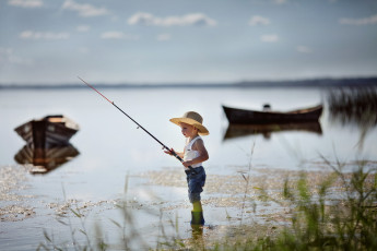 Картинка разное рыбалка +рыбаки +улов +снасти мальчик шляпа удочка озеро лодки