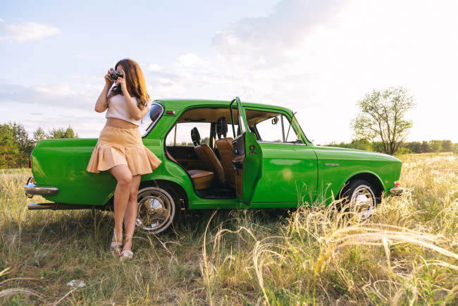 Обои картинки фото москвич- 2140, автомобили, -авто с девушками, москвич-, 2140, автомобиль, классика, ретро, зелёный, девушка