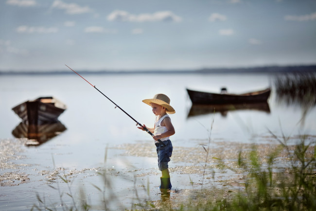 Обои картинки фото разное, рыбалка,  рыбаки,  улов,  снасти, мальчик, шляпа, удочка, озеро, лодки
