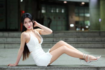 Картинка девушки -+азиатки азиатка поза улыбка белая юбка мини
