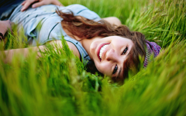 Обои картинки фото -Unsort Азиатки, девушки, unsort, азиатки, трава, улыбка, настроение