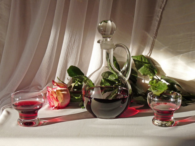 Обои картинки фото еда, напитки, вино, роза, бокалы, графин