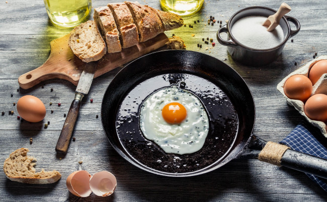 Обои картинки фото еда, Яичные, блюда, яичница, яйца, хлеб, сковорода, завтрак, скорлупа