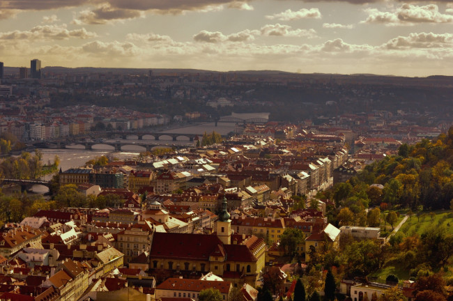 Обои картинки фото города, прага, Чехия, мосты, река, крыши, панорама