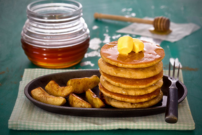Обои картинки фото еда, блины, оладьи, масло, мёд, яблоки
