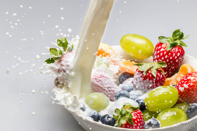 Обои картинки фото еда, фрукты, ягоды, молоко, мандарины, голубмка, виноград, клубника