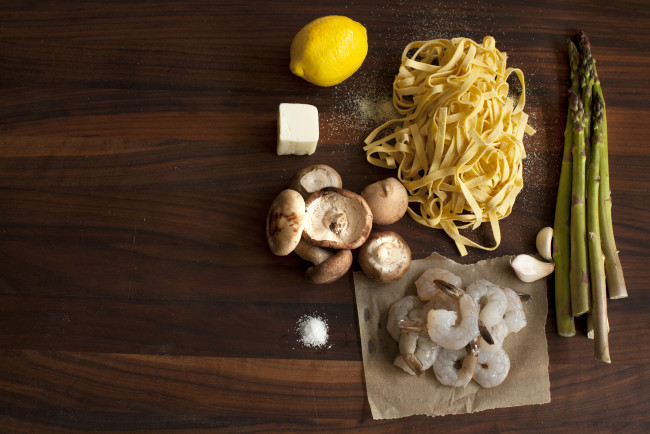 Обои картинки фото еда, разное, ингредиенты, спаржа, креветки, грибы