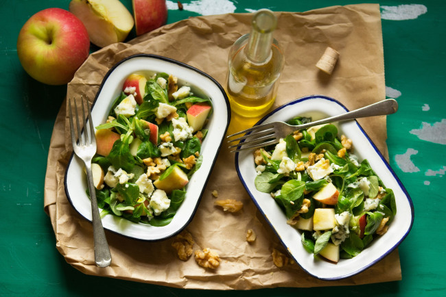 Обои картинки фото еда, салаты, закуски, орехи, бутылка, яблоки, салат