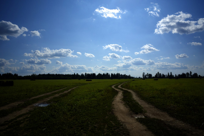 Обои картинки фото сиверская, природа, дороги, облака, поле, пейзаж, небо, дорога, сено