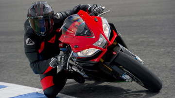 Картинка спорт мотоспорт aprillia наклон поворот мотоциклист спортсмен гонщик мотоцикл