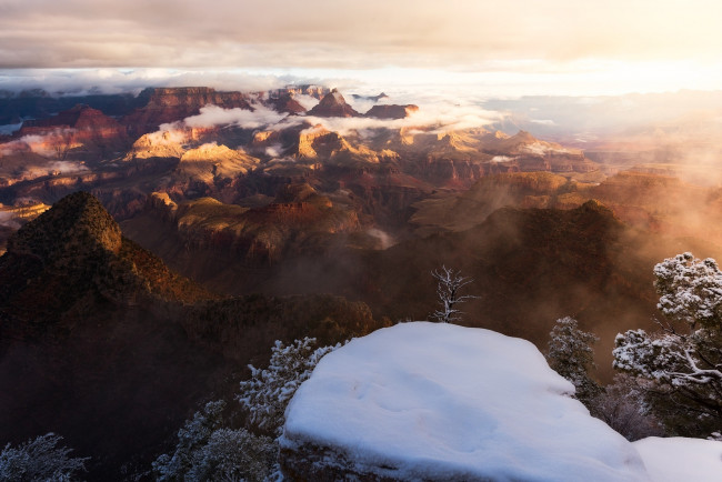 Обои картинки фото природа, горы, каньон, туман, зима, небо, облака, снег, свет