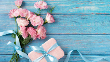 Картинка праздничные подарки+и+коробочки розовая эустома букет подарок лента бант