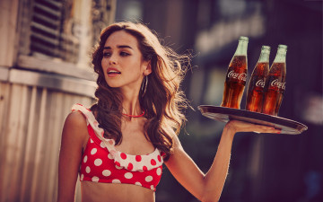 Картинка бренды coca-cola девушка поднос бутылки напиток carolina sanchez